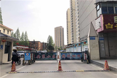 南营小区三楼92平两室带储藏室精装59万可按揭